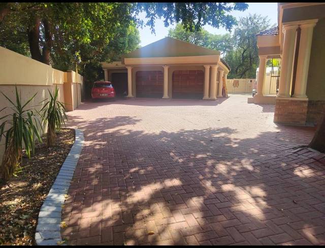 6 BEDROOM HOUSE FOR SALE IN GEELHOUTPARK